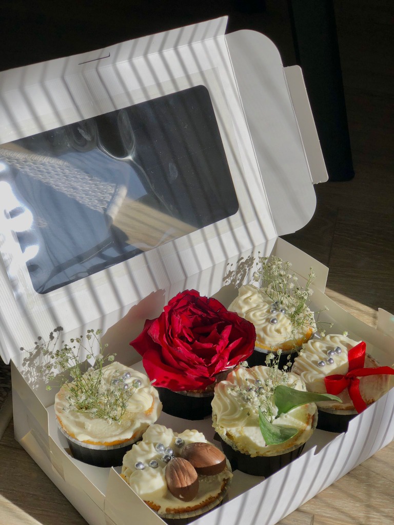 Taze kırmızı gül, inciler ve cipso çiçekler bulunan özel tasarım cupcake kutusu